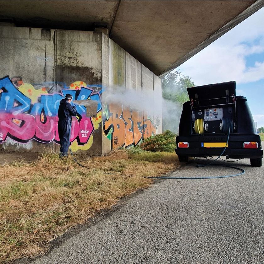 Grafitti fjernes med damp